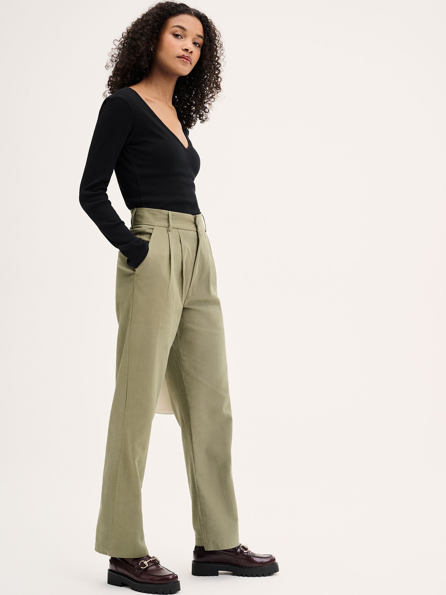 Cinnamon Relaxed Trousers in Mole Green Cotton/Tencel | OMNES
