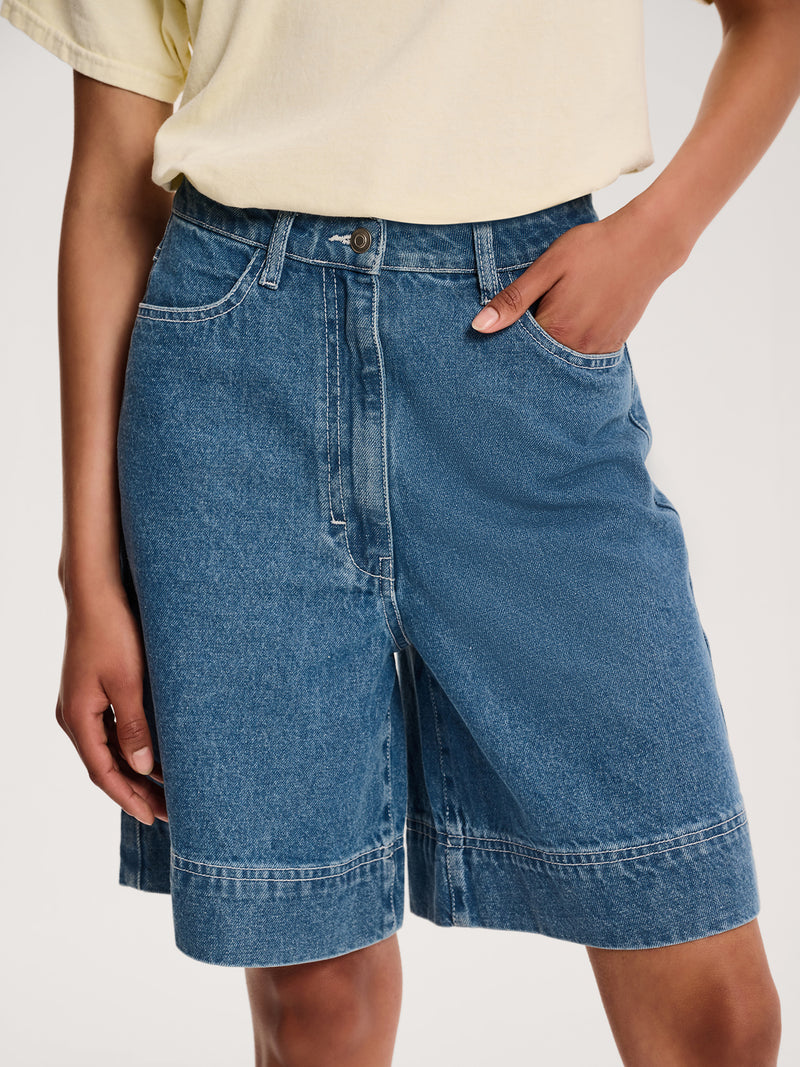 Robbie Shorts in Mid Wash
